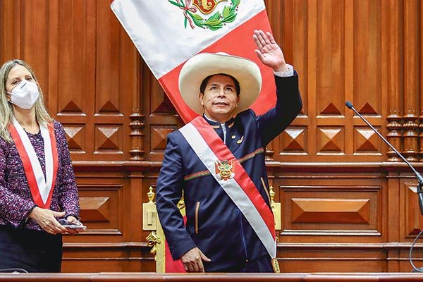 Pedro Castillo juró “por los pueblos del Perú” y por una nueva Constitución. Foto: Presidencia de Perú