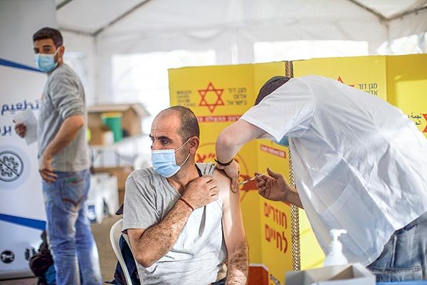Israel ofrecerá un refuerzo de la vacuna Pfizer a los mayores de 60 años