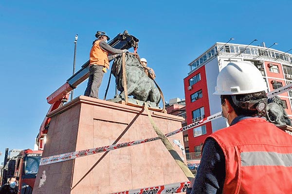 Históricos leones de Providencia son reubicados por cambios en torno al Costanera Center