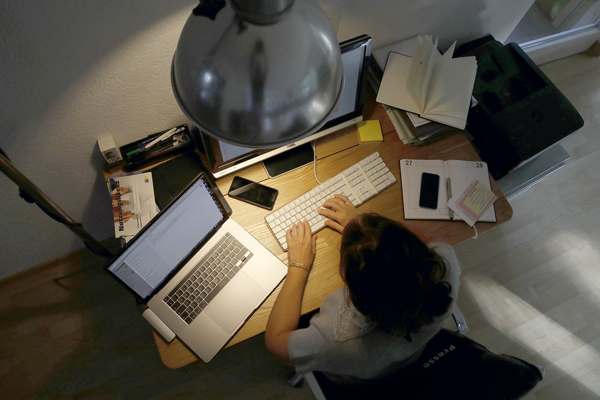 Estudio advierte que productividad se redujo un 20% en pandemia pese a alza de horas teletrabajadas