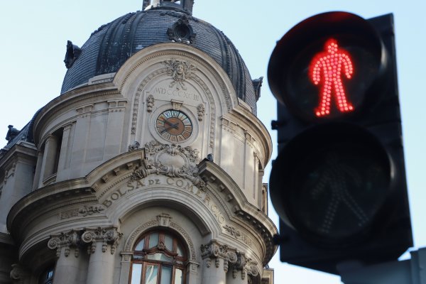 Bolsa chilena cierra su cuarto mes seguido en rojo mientras Wall Street se despide de sus récords