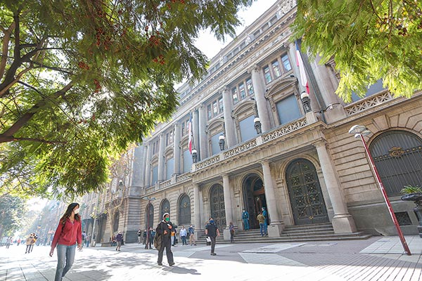 Justicia española reabre caso en contra de Banco de Chile por cuentas vinculadas a Pinochet
