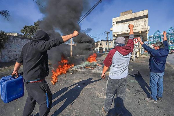 Pescadores protestaron en San Antonio con barricadas. Foto: Agencia Uno