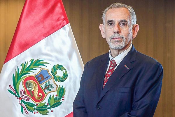 Nuevo ministro de Economía de Perú dice que recibió aprobación para su agenda económica