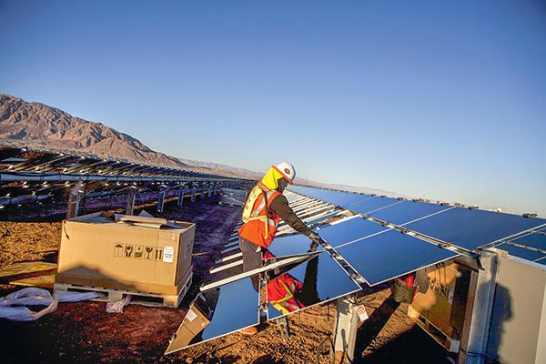 Remuneraciones de mandos medios y altos en rubros tecnológico y energético van al alza