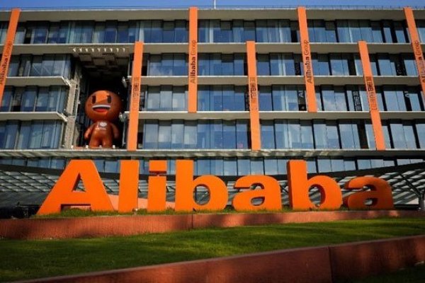 La china Alibaba reduce sus ganancias en su primer trimestre fiscal y anuncia que aumentará su plan de recompra de acciones