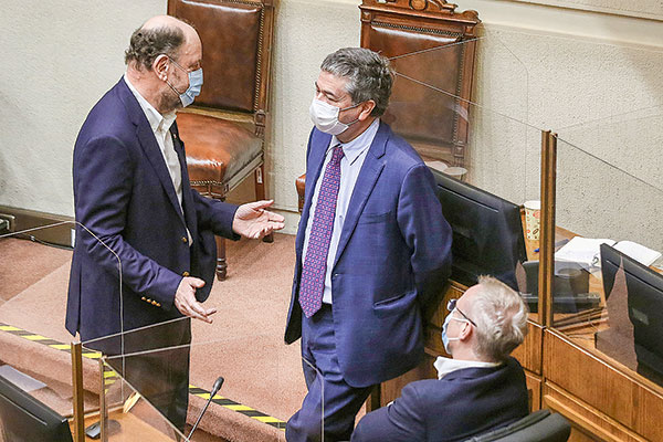 Ministro Alfredo Moreno y el senador Juan Antonio Coloma en la sesión. Foto: Agencia Uno