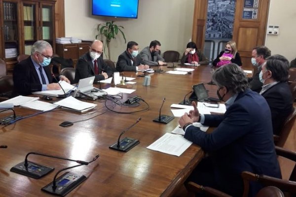 <p>Diputados autores de las siete propuestas de retiros expusieron ayer los fundamentos de cada proyecto. Foto: Agencia Uno </p>