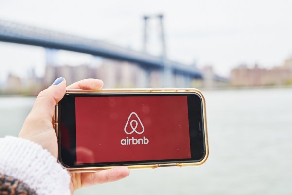 Airbnb se hunde en la bolsa tras proyectar una caída en las reservas por la variante Delta