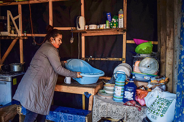 Pobreza extrema creció más en hogares liderados por mujeres y con niños de regiones de Tarapacá y Arica