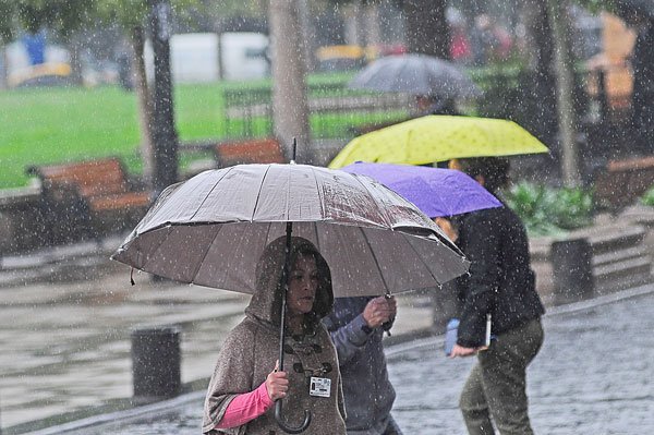 Eléctricas y sanitarias alistan planes de acción frente a pronóstico de lluvias en la Región Metropolitana