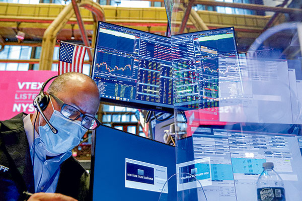 Crisis de Afganistán no llega a Wall Street, pero débiles datos de China arrastran a los commodities