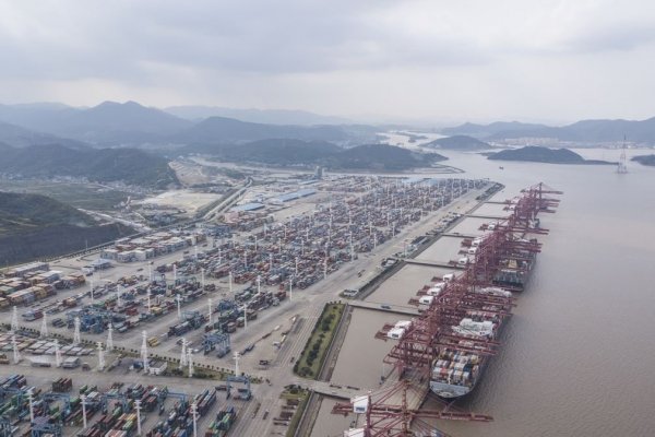 El tercer puerto más transitado del mundo permanece parcialmente cerrado en China