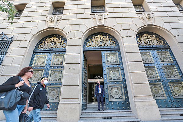 Fitch estima que el déficit fiscal subirá más de lo proyectado por el Gobierno y habla sobre la clasificación de Chile