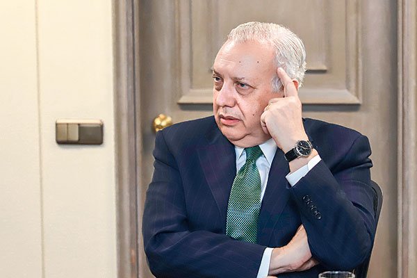 Lo Barnechea inicia acciones legales contra grupo Saieh por deuda de patentes municipales