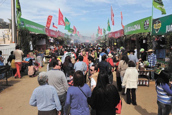 <p>Fiestas Patrias: trabajadores que recibirán aguinaldos suben levemente, pero aún están lejos de los niveles previos a la pandemia</p>