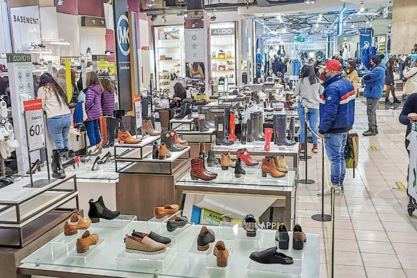 <p>Sigue el boom del consumo por los retiros y ayudas estatales: ventas del comercio anotan histórico crecimiento en la Metropolitana</p>