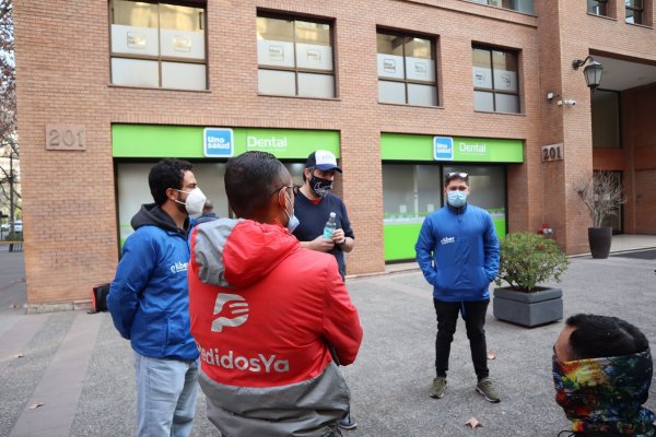 Felipe Castañeda, fundador de la app, conversando con trabajadores de delivery.