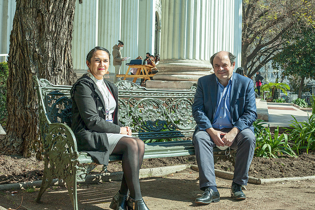 <p>Las miradas de los constituyentes Rosa Catrileo y Rodrigo Álvarez tras despachar el reglamento al pleno</p>