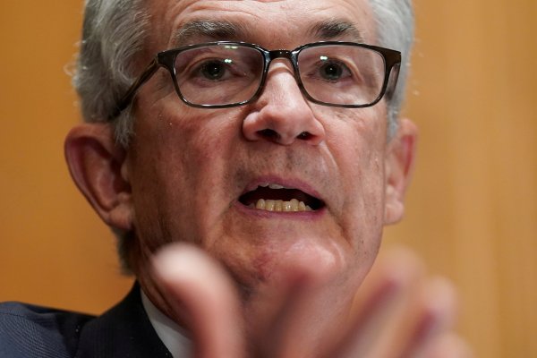 Powell abre la puerta a reducir estímulo a fines de este año, pero ve un largo camino antes de subir las tasas