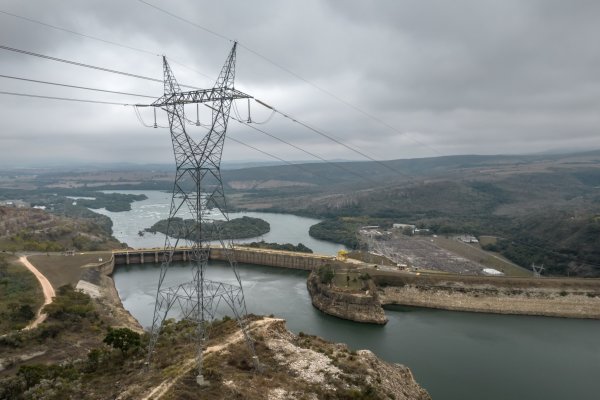 Centrales hidroeléctricas en Brasil podrían desconectarse por sequía, advierte Bolsonaro