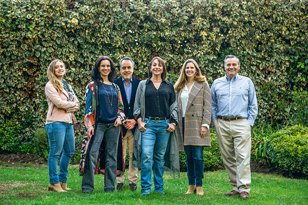 De izq a der: María Soledad Correa, María José Gutiérrez, Aníbal Pinto, Gabriela Salvador, Fernanda Vicente y Horacio Pavez, fundadores de ChileConverge.