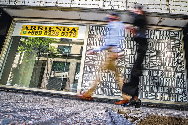 Demanda por arriendo de locales sube 20% en la capital: valores de grandes superficies llegan a caer hasta 50%