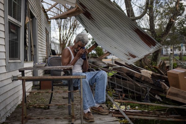 Un hombre llora afuera de su casa dañada tras el huracán Ida en Houma, Louisiana. Foto Reuters.