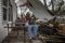 Un hombre llora afuera de su casa dañada tras el huracán Ida en Houma, Louisiana. Foto Reuters.