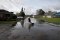 Una persona camina por una calle inundada después de que el huracán Ida, tocó tierra en Louisiana, en Kenner. Foto Reuters.