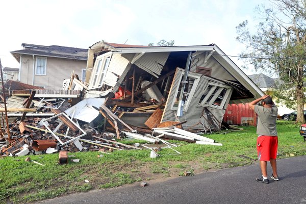 Un hombre mira su casa totalmente destruida después del paso del huracán Ida en Nueva Orleans, Luisiana. Foto Reuters.