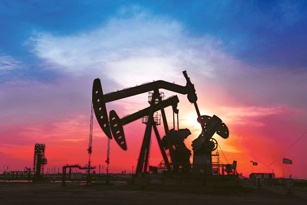 Petróleo cerró su peor mes desde octubre de 2020 con la variante Delta y el huracán Ida en la mira