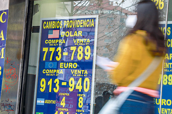 Reacción del mercado a la decisión del BC y el cuarto retiro: dólar modera la baja y cae la bolsa