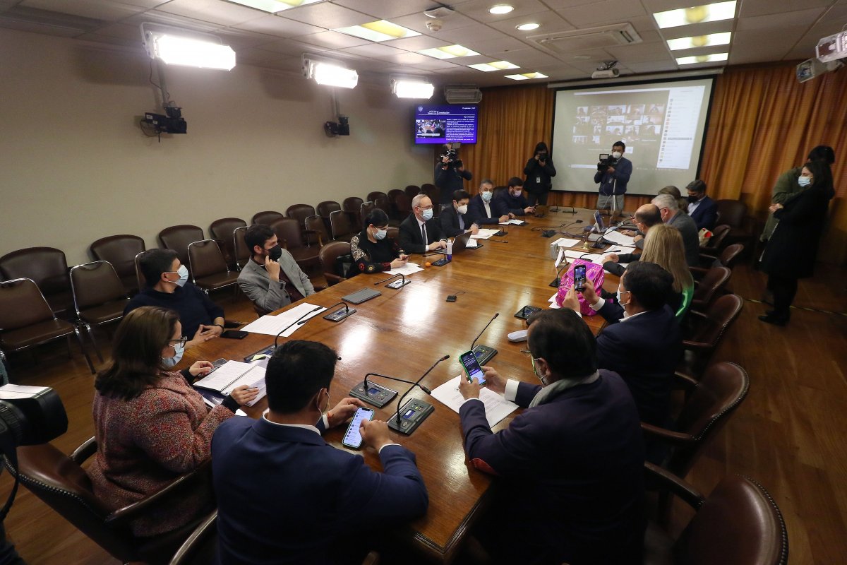 <p>Un intenso debate cruzó la votación del cuarto retiro de fondos en la comisión de Constitución. Foto: Agencia Uno </p>