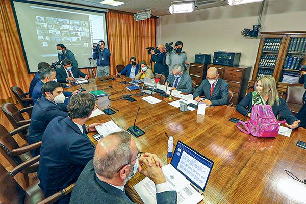 Un intenso debate cruzó la votación del cuarto retiro de fondos en la comisión de Constitución. Foto: Agencia Uno