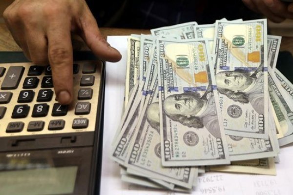 <p>Dólar cerró en su menor nivel en un mes mientras se sigue ajustando a la avalancha de noticias económicas de los últimos días</p>
