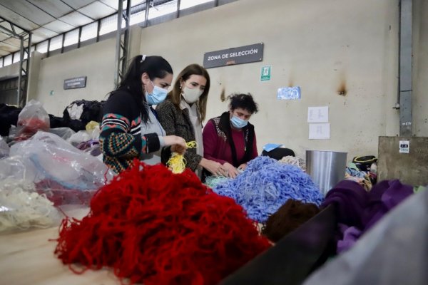 La ministra Carolina Schmidt en Ecocitex, empresa dedicada a la fabricación de textiles a partir del reciclaje de ropa.