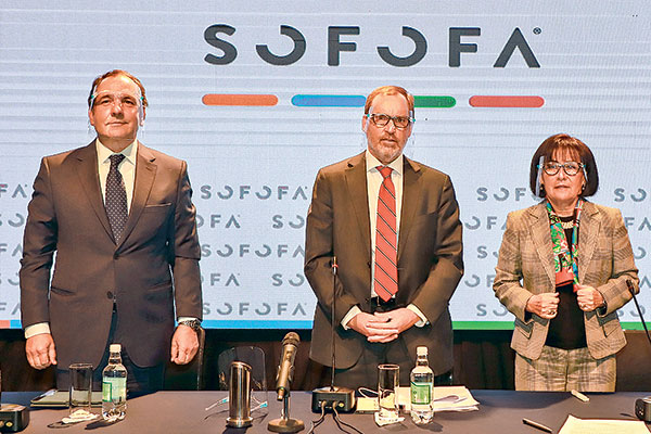 El presidente de Sofofa, Richard Von Appen, junto a sus vicepresidentes Rodolfo Véliz y Victoria Vásquez.