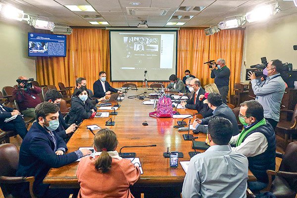 Comisión de Constitución acordó que las indicaciones al cuarto retiro se recibirán hasta mediados de mes. Foto: Agencia Uno