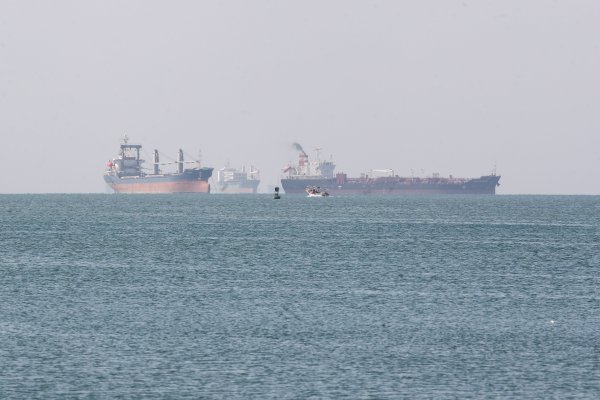 Barco bloquea el canal de Suez por minutos y enciende las alarmas tras el caso del Ever Given