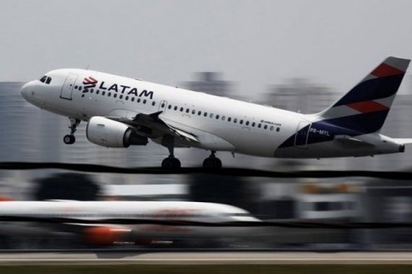 Acción de Latam sufre de turbulencias en medio de recomendaciones para "salir" de la acción
