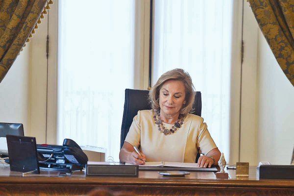 Así reaccionó el equipo de Cecilia Morel ante la equivocación del diario español ABC