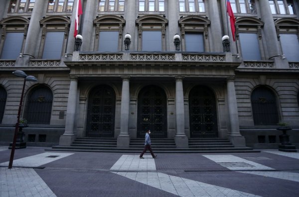 Las platas de Pinochet que vuelven a complicar al Banco de Chile