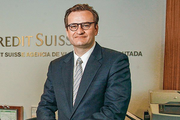 Retiros de las AFP, elecciones y alza de tasas: los riesgos que ve Credit Suisse para el mercado chileno