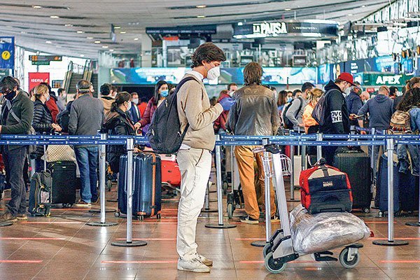Gobierno permitirá llegada de extranjeros con vacunas completas pero industria del turismo y aerolíneas cuestionan mantención de cuarentena