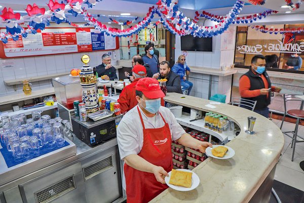 El buen momento del restaurante El Rápido donde suelen ir los constituyentes