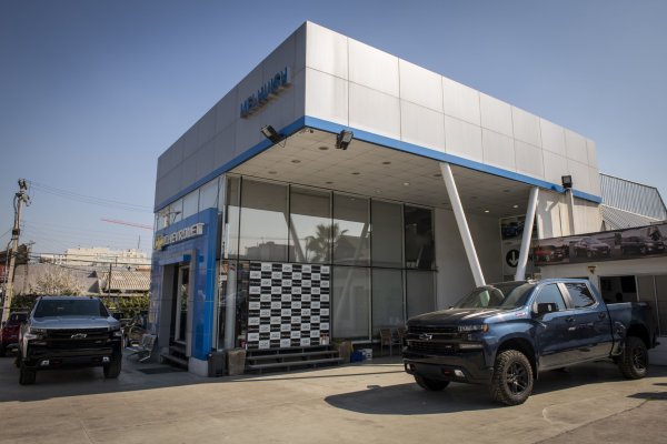 Bloomberg: "En la pujante economía chilena esperan 13 meses por autos nuevos"