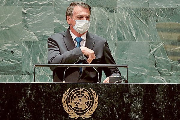 Bolsonaro dice que Brasil está comprometido con la protección ambiental
