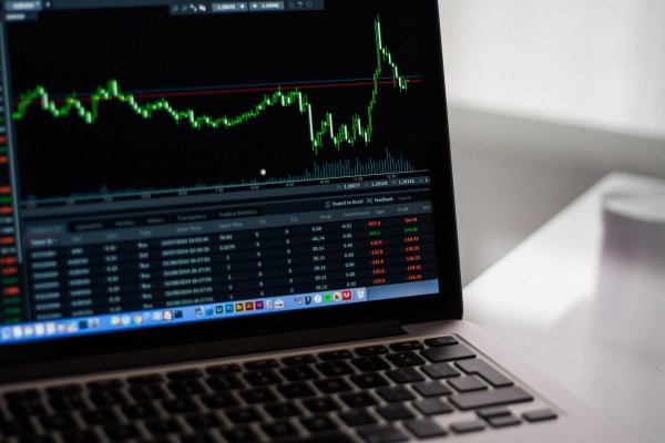 ¿Cómo protegerse de la volatilidad en bolsa por Evergrande?