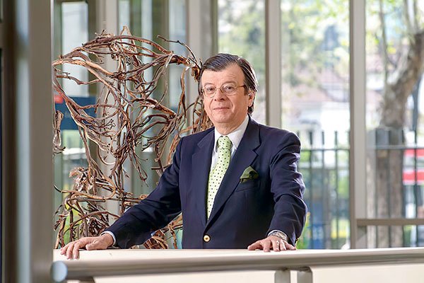Roberto Guerrero reclama impago de honorarios como director de CorpGroup Banking tras el Capítulo 11